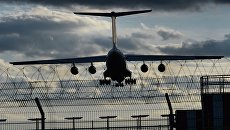 Транспортный самолет ИЛ-76 заходит на посадку в аэропорту Внуково. Архивное фото Транспортный самолет ИЛ-76 заходит на посадку в аэропорту Внуково. Архивное фото