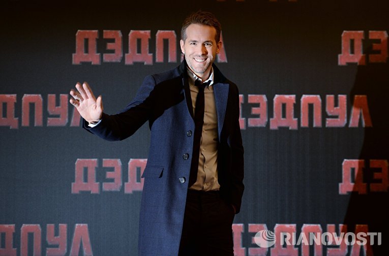 Актер Райан Рейнольдс во время фотоколла к премьере фильма Тима Миллера Дэдпул в отеле Ritz Carlton в Москве Актер Райан Рейнольдс во время фотоколла к премьере фильма Тима Миллера Дэдпул в отеле Ritz Carlton в Москве