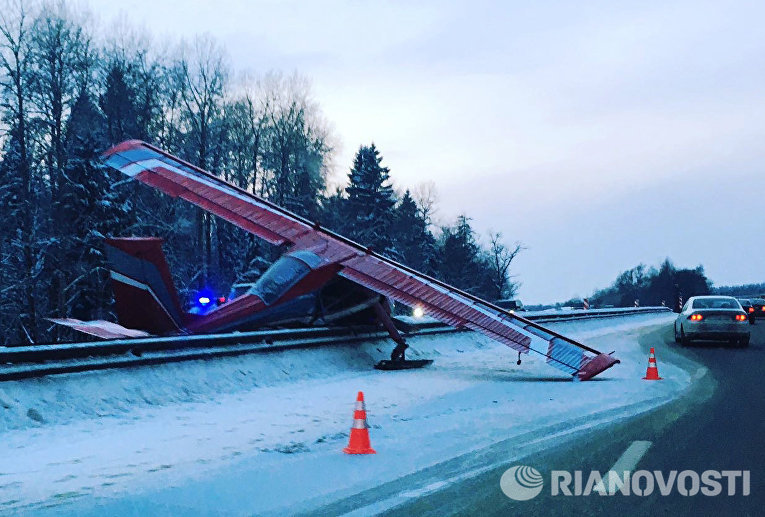 Легкомоторный самолет Вильга-35 совершил жесткую посадку на Ярославском шоссе в Московской области Легкомоторный самолет Вильга-35 совершил жесткую посадку на Ярославском шоссе в Московской области