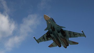 Russo cacciabombardiere Su-34 in decollo dall'aeroporto di Latakia in Siria.  foto d'archivio