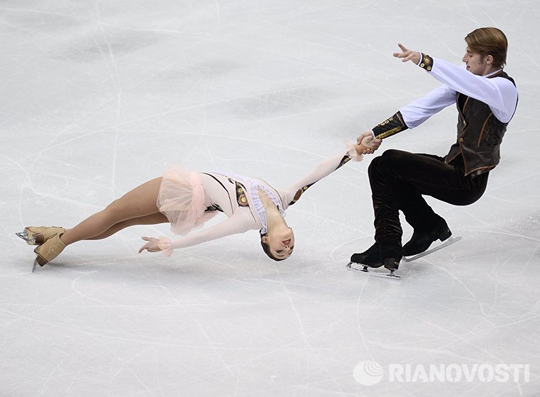Кристина Астахова и Алексей Рогонов (Россия) выступают в произвольной программе парного катания на чемпионате Европы Кристина Астахова и Алексей Рогонов (Россия) выступают в произвольной программе парного катания на чемпионате Европы