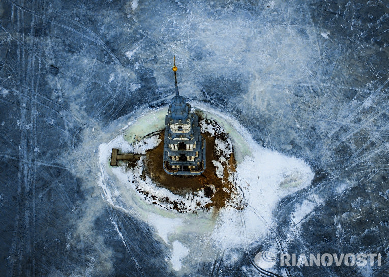 Затопленная водами Угличского водохранилища колокольня Никольского собора Затопленная водами Угличского водохранилища колокольня Никольского собора