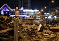 Сотрудники коммунальных служб производят снос незаконно построенных торговых павильонов у метро Таганская в Москве Сотрудники коммунальных служб производят снос незаконно построенных торговых павильонов у метро Таганская в Москве