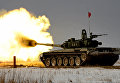 Танк Т-72 на дистанции второго этапа по танкового биатлону Танк Т-72 на дистанции второго этапа по танкового биатлону