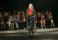 Модель на показе Saint Laurent Модель на показе Saint Laurent
