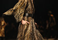 Модель на показе Saint Laurent Модель на показе Saint Laurent