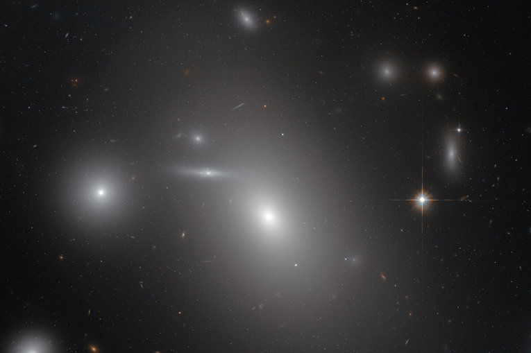 Галактика NGC 4889, где находится одна из крупнейших черных дыр мироздания Галактика NGC 4889, где находится одна из крупнейших черных дыр мироздания
