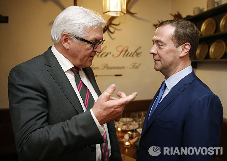 Председатель правительства РФ Дмитрий Медведев и министр иностранных дел ФРГ Франк-Вальтер Штайнмайер во время встречи на полях Мюнхенской конференции по безопасности Председатель правительства РФ Дмитрий Медведев и министр иностранных дел ФРГ Франк-Вальтер Штайнмайер во время встречи на полях Мюнхенской конференции по безопасности