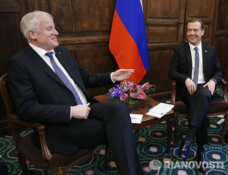 Председатель правительства РФ Дмитрий Медведев и премьер-министр федеральной земли Бавария Хорст Зеехофер во время встречи на полях Мюнхенской конференции Председатель правительства РФ Дмитрий Медведев и премьер-министр федеральной земли Бавария Хорст Зеехофер во время встречи на полях Мюнхенской конференции