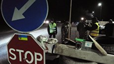 Украинские активисты блокируют движение российских фур. Архивное фото Украинские активисты блокируют движение российских фур. Архивное фото
