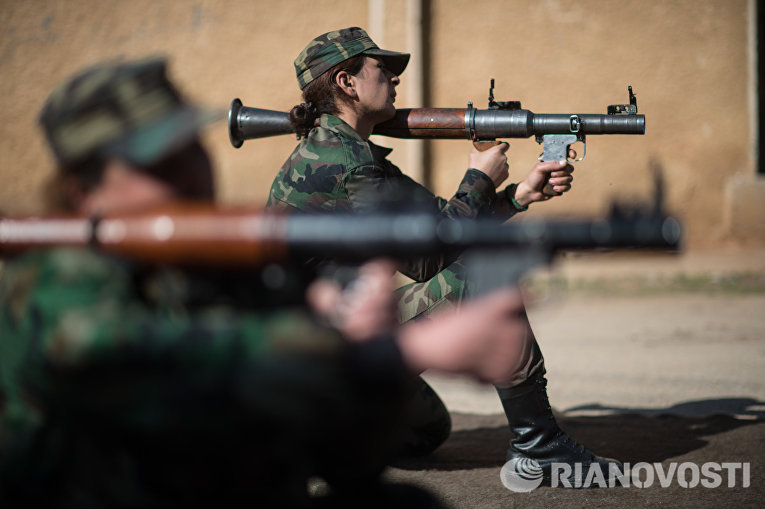Сирийские добровольцы на занятиях в 130-й учебной бригаде в пригороде Дамаска Сирийские добровольцы на занятиях в 130-й учебной бригаде в пригороде Дамаска