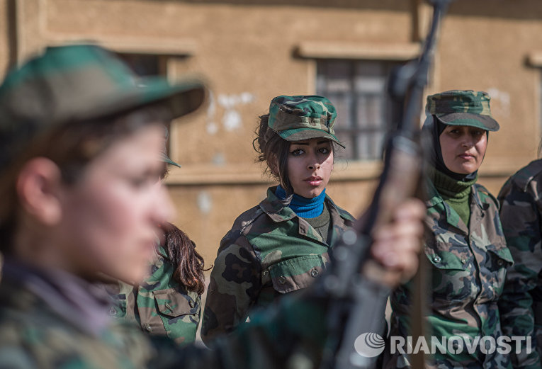 Сирийские добровольцы на занятиях в 130-й учебной бригаде в пригороде Дамаска Сирийские добровольцы на занятиях в 130-й учебной бригаде в пригороде Дамаска