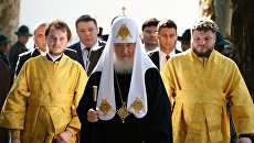 Патриарх Московский и всея Руси Кирилл во время посещения русского участка на кладбище города Асунсьона в рамках своего визита в Парагвай. Патриарх Московский и всея Руси Кирилл во время посещения русского участка на кладбище города Асунсьона в рамках своего визита в Парагвай.