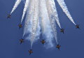 Выступление пилотажной группы Black Eagles из Южной Кореи на авиашоу Singapore Airshow в Сингапуре Выступление пилотажной группы Black Eagles из Южной Кореи на авиашоу Singapore Airshow в Сингапуре