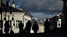 Прохожие в Камергерском переулке в Москве Прохожие в Камергерском переулке в Москве