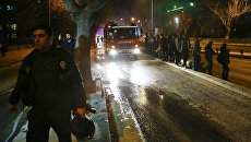 Пожарные на месте взрыва у общежития для военных в центре Анкары, Турция. 17 февраля 2016 год Пожарные на месте взрыва у общежития для военных в центре Анкары, Турция. 17 февраля 2016 год