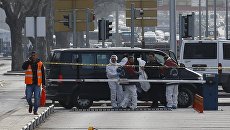 Судмедэксперты на месте взрыва у общежития для военных в центре Анкары, Турция. 18 февраля 2016 год Судмедэксперты на месте взрыва у общежития для военных в центре Анкары, Турция. 18 февраля 2016 год