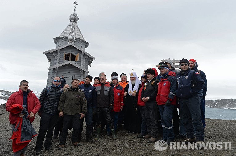 Патриарх Московский и всея Руси Кирилл фотографируется с участниками экспедиции во время визита на российскую полярную станцию Беллинсгаузен на острове Ватерлоо в Антарктиде Патриарх Московский и всея Руси Кирилл фотографируется с участниками экспедиции во время визита на российскую полярную станцию Беллинсгаузен на острове Ватерлоо в Антарктиде