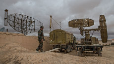 Военнослужащий сирийской армии осматривает локационные станции на базе Военно-воздушных сил Сирии в провинции Хомс Военнослужащий сирийской армии осматривает локационные станции на базе Военно-воздушных сил Сирии в провинции Хомс