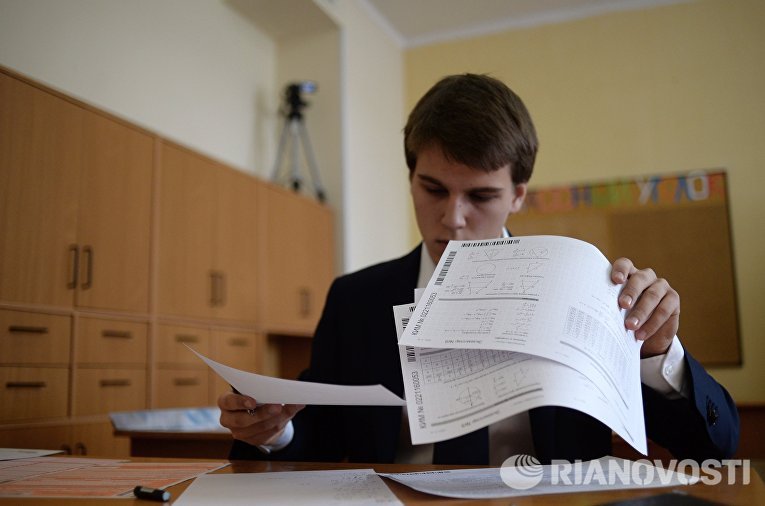 Ученик во время пробного Единого государственного экзамена по математике в московской школе с углубленным изучением английского языка № 12841 Ученик во время пробного Единого государственного экзамена по математике в московской школе с углубленным изучением английского языка № 12841