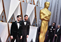 Сэм Смит и Джимми Нейпс на 88-й церемонии вручения премии Оскар Сэм Смит и Джимми Нейпс на 88-й церемонии вручения премии Оскар