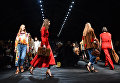 Показ модного дома Blumarine в рамках Недели моды в Милане, Италия Показ модного дома Blumarine в рамках Недели моды в Милане, Италия