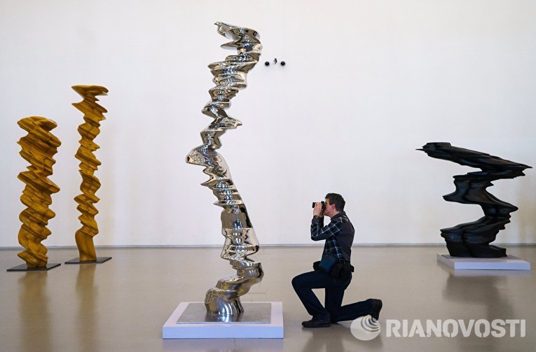 Работы британского скульптора Тони Крэгга на пресс-показе выставки Тони Крэгг. Скульптура и рисунки в Главном Штабе Государственного Эрмитажа Работы британского скульптора Тони Крэгга на пресс-показе выставки Тони Крэгг. Скульптура и рисунки в Главном Штабе Государственного Эрмитажа