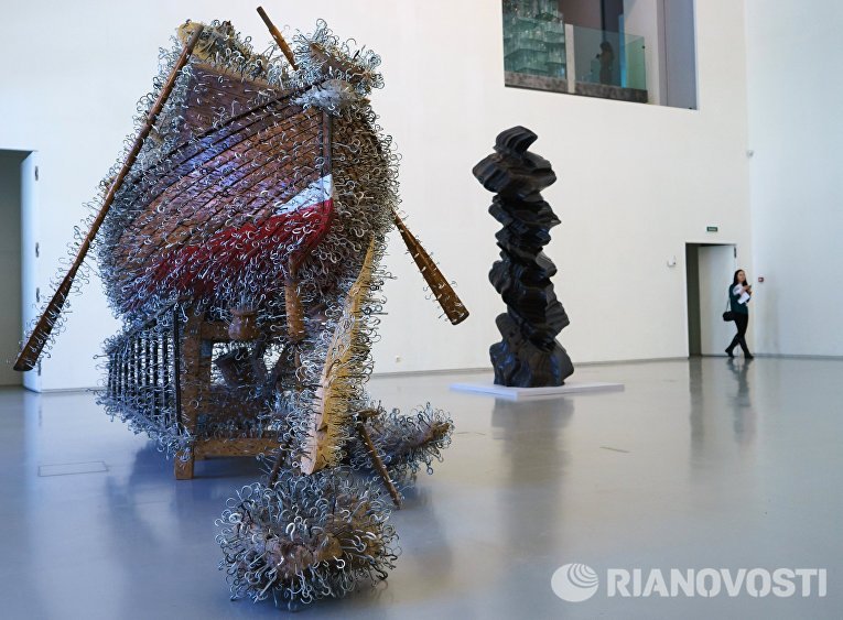 Работы британского скульптора Тони Крэгга на пресс-показе выставки Тони Крэгг. Скульптура и рисунки в Главном Штабе Государственного Эрмитаж Работы британского скульптора Тони Крэгга на пресс-показе выставки Тони Крэгг. Скульптура и рисунки в Главном Штабе Государственного Эрмитаж