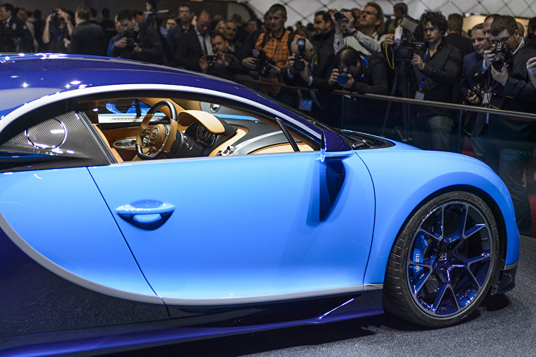Автомобиль Bugatti Chiron на 86-м международном автосалоне в Женеве. Март 2016 Автомобиль Bugatti Chiron на 86-м международном автосалоне в Женеве. Март 2016
