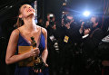 Актриса Бри Ларсон получила премию киноакадемии США Оскар за роль в фильме Комната Актриса Бри Ларсон получила премию киноакадемии США Оскар за роль в фильме Комната