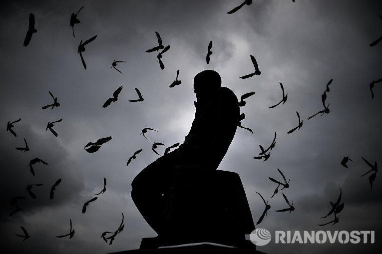 Памятник Ф.М. Достоевскому у здания Российской государственной библиотеки в Москве Памятник Ф.М. Достоевскому у здания Российской государственной библиотеки в Москве