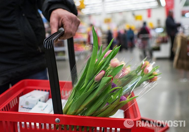 Продажа цветов в гипермаркете торговой сети Ашан в преддверии праздника 8 марта в Омске Продажа цветов в гипермаркете торговой сети Ашан в преддверии праздника 8 марта в Омске