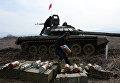 Военнослужащие 17-й отдельной мотострелковой бригады 58-й армии пополняют боезапас танка Т-72Б3 во время соревнований по танковому биатлону Военнослужащие 17-й отдельной мотострелковой бригады 58-й армии пополняют боезапас танка Т-72Б3 во время соревнований по танковому биатлону