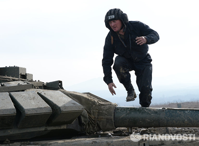 Военнослужащий на броне танка Т-72Б3 17-й отдельной мотострелковой бригады 58-й армии на огневом рубеже во время соревнований по танковому биатлону Военнослужащий на броне танка Т-72Б3 17-й отдельной мотострелковой бригады 58-й армии на огневом рубеже во время соревнований по танковому биатлону