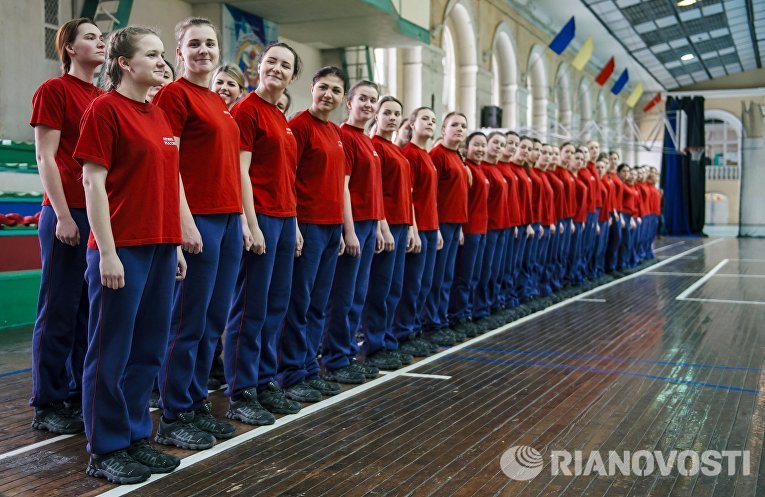 Девушки-курсанты на занятиях по физической подготовке в Военно-космической академии имени А.Ф. Можайского в Санкт-Петербурге Девушки-курсанты на занятиях по физической подготовке в Военно-космической академии имени А.Ф. Можайского в Санкт-Петербурге