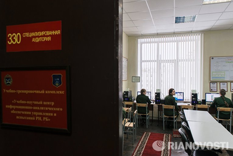 Учебные занятия с девушками-курсантами Военно-космической академии в Санкт-Петербурге Учебные занятия с девушками-курсантами Военно-космической академии в Санкт-Петербурге