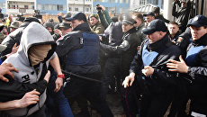 Участники акций в защиту Н. Савченко пытаются прорваться к Генеральному консульству Российской Федерации в Одессе Участники акций в защиту Н. Савченко пытаются прорваться к Генеральному консульству Российской Федерации в Одессе