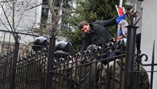 Внефракционный депутат Верховной рады Украины Владимир Парасюк срывает российский флаг со здания Генерального консульства РФ во Львове во время митинга с требованием освободить Н. Савченко Внефракционный депутат Верховной рады Украины Владимир Парасюк срывает российский флаг со здания Генерального консульства РФ во Львове во время митинга с требованием освободить Н. Савченко