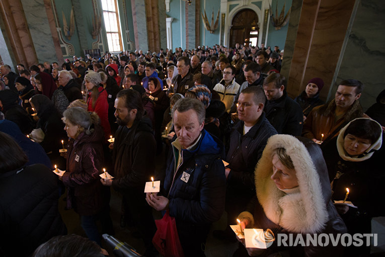 Участники акции памяти жертв авиакатастрофы над Синаем в Петропавловской крепости Участники акции памяти жертв авиакатастрофы над Синаем в Петропавловской крепости