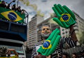 Участник демонстрации против президента Бразилии Дилмы Роуссефф в маске экс-президента Лулу да Силва в Рио-де-Жанейро Участник демонстрации против президента Бразилии Дилмы Роуссефф в маске экс-президента Лулу да Силва в Рио-де-Жанейро