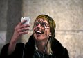 Модель делает селфи за кулисами, перед показом Lisbon Fashion Week 2016 в Португалии Модель делает селфи за кулисами, перед показом Lisbon Fashion Week 2016 в Португалии
