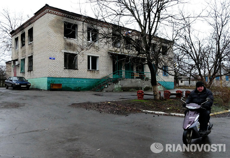 Один из домов в поселке Зайцево под Горловкой, который был обстрелян украинскими силовиками Один из домов в поселке Зайцево под Горловкой, который был обстрелян украинскими силовиками