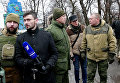 Представители прессы и заместитель командующего корпусом МО ДНР Эдуард Басурин Представители прессы и заместитель командующего корпусом МО ДНР Эдуард Басурин