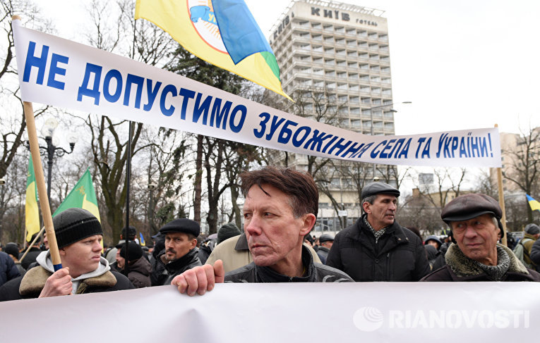 Участник акции протеста у здания Верховной рады в Киеве, которую проводят аграрии Участник акции протеста у здания Верховной рады в Киеве, которую проводят аграрии