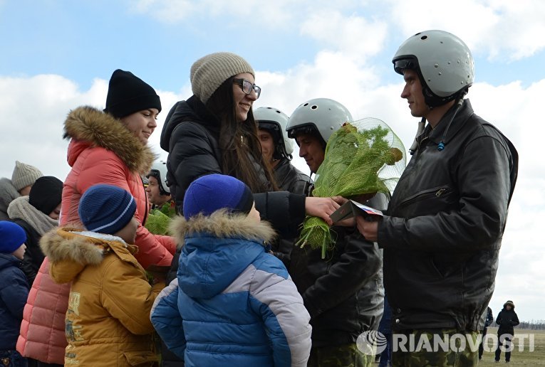 Первая группа бомбардировщиков Су-34 из Сирии приземлилась под Воронежем Первая группа бомбардировщиков Су-34 из Сирии приземлилась под Воронежем