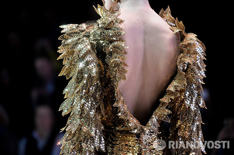 Модель демонстрирует одежду из новой коллекции SLAVA ZAITSEV в рамках Mercedes-Benz Fashion Week Russia в ЦВЗ Манеж Модель демонстрирует одежду из новой коллекции SLAVA ZAITSEV в рамках Mercedes-Benz Fashion Week Russia в ЦВЗ Манеж