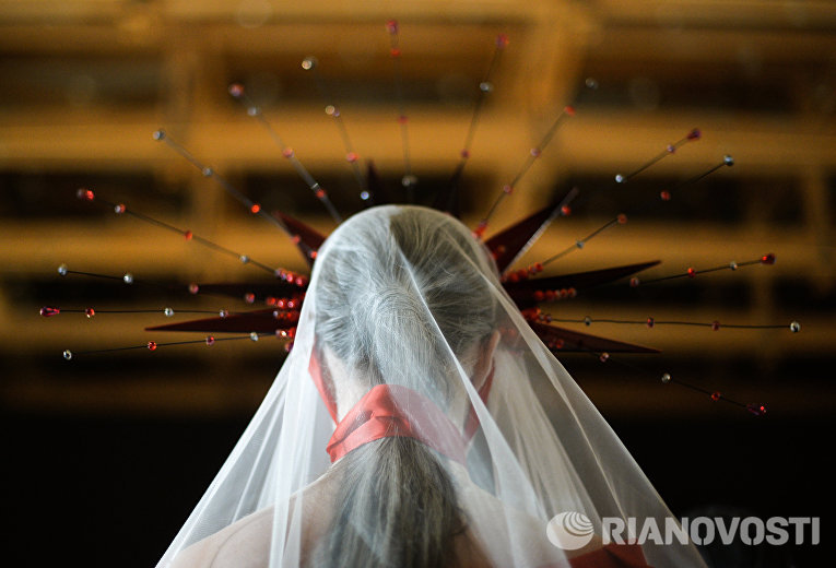 Модель перед показом коллекции одежды в рамках Mercedes-Benz Fashion Week Russia в ЦВЗ Манеж Модель перед показом коллекции одежды в рамках Mercedes-Benz Fashion Week Russia в ЦВЗ Манеж