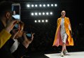 Модель на показе коллекции одежды дизайнера Даши Гаузер (Dasha Gauser) в рамках Mercedes-Benz Fashion Week Russia в Центральном выставочном зале (ЦВЗ) Манеж Модель на показе коллекции одежды дизайнера Даши Гаузер (Dasha Gauser) в рамках Mercedes-Benz Fashion Week Russia в Центральном выставочном зале (ЦВЗ) Манеж