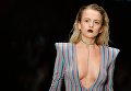 Модель демонстрирует одежду из новой коллекции SORRY, I'M NOT в рамках Mercedes-Benz Fashion Week Russia в ЦВЗ Манеж Модель демонстрирует одежду из новой коллекции SORRY, I'M NOT в рамках Mercedes-Benz Fashion Week Russia в ЦВЗ Манеж