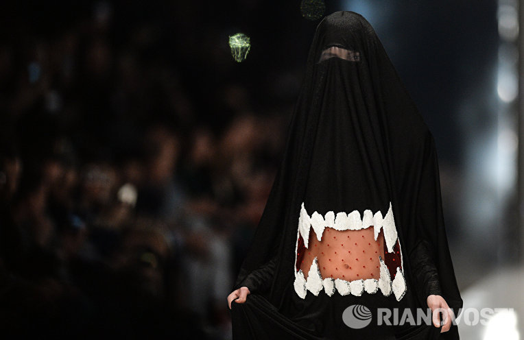 Модель демонстрирует одежду из новой коллекции SORRY, I'M NOT в рамках Mercedes-Benz Fashion Week Russia в ЦВЗ Манеж Модель демонстрирует одежду из новой коллекции SORRY, I'M NOT в рамках Mercedes-Benz Fashion Week Russia в ЦВЗ Манеж